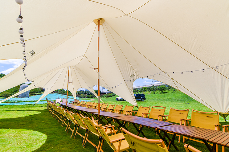 Group event shelter and furniture setup from Cosy Camp’s project portfolio