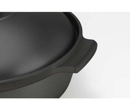 Close-up of the Snow Peak Caldero 30 Black side handle and rim