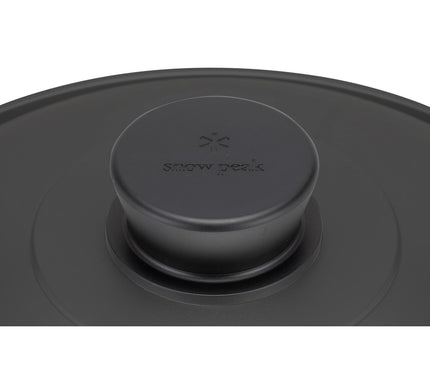 Close-up of the Snow Peak Caldero 30 Black lid knob and embossed logo