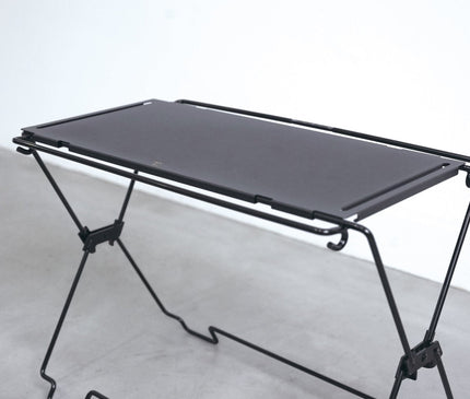 TOKYO CRAFTS Coordunit Modular Stand – Black – assembled table from the side