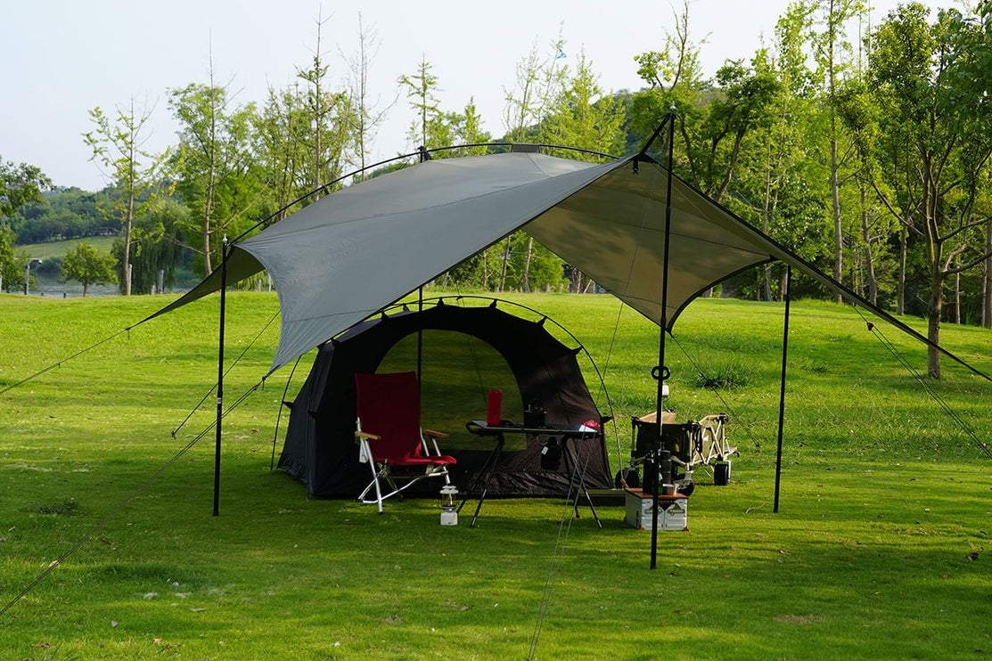 TOKYO CRAFTS One Tarp – tarp pitched above a camp living area